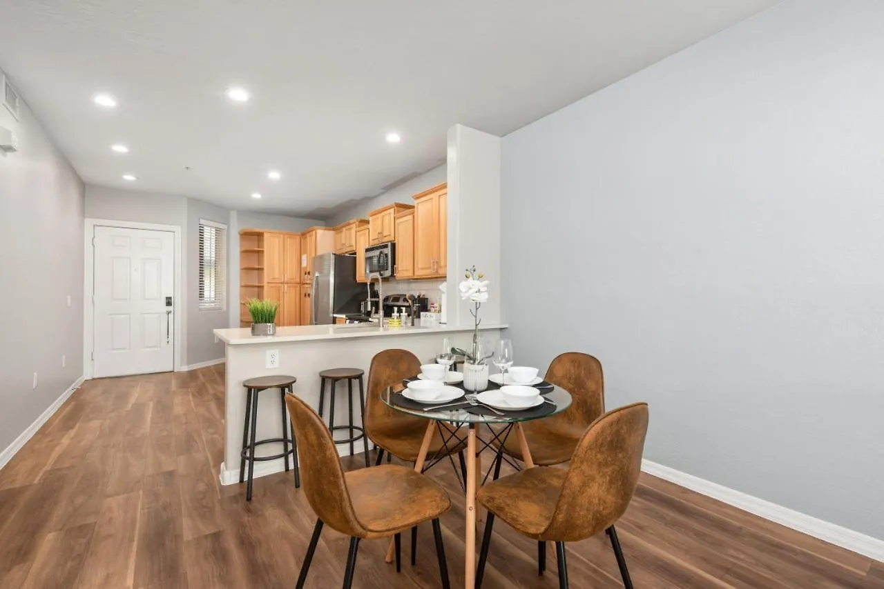 Modern 2Br-Spring Training! W Pool, Gym & Parking Apartment Tempe